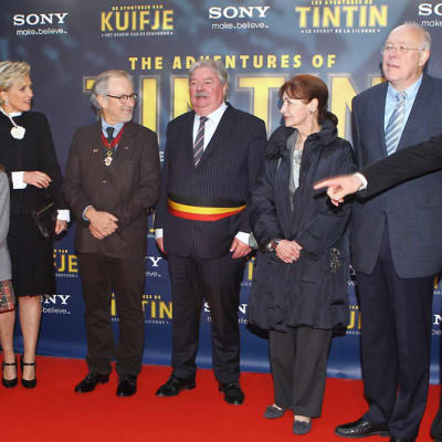 Tintti-elokuvan työryhmää ja Belgian kuninkaallisia sekä poliitikkoja ensi-illassa.
