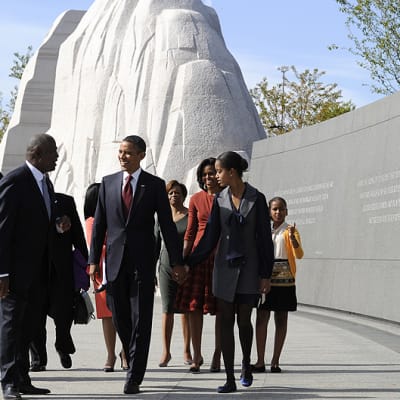 Presidentti Barack Obama perheineen Martin Luther King nuoremman muistomerkillä