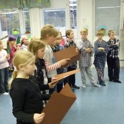 hastjärven koululaiset esittävät Seitsemää veljestä vuorovaikutteisessa televisiossa.