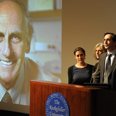 Lääketieteen Nobel-palkinnon voittaneen Ralph M. Steinmanin perhe Lesley (vas.), Claudia, Adam ja Alexis Steinman puhuvat lehdistötilaisuudessa Rockefeller-yliopistossa.