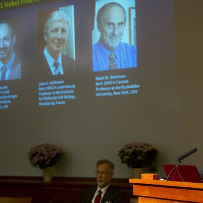 Karoliinisen instituutin professori Hans-Gustaf Ljunggren julkistaa lääketieteen Nobel-palkinnon voittajat.