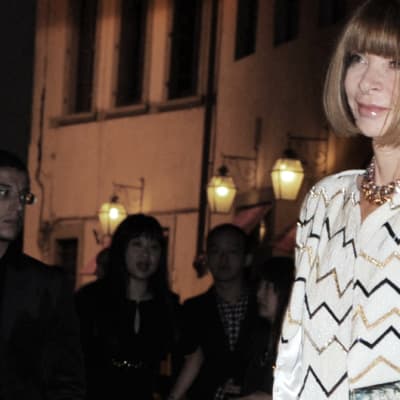 Yhdysvaltain Voguen päätoimittaja Anna Wintour saapumassa Gucci-museon avajaisiin Firenzessä.