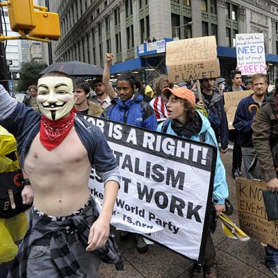 Mielenosoittajat marssivat Wall Streetilla.