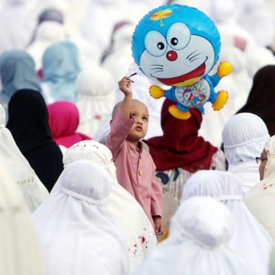 Indonesialaiset muslimit aloittavat  id al-fitr-juhlan viettämisen rukoilemalla Jakartassa.