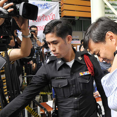 Pääministeri Abhisit Vejjajivan poistuu äänestyspaikalta äänestettyään.