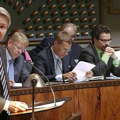 Pekka Haavisto puhumassa eduskunnassa.