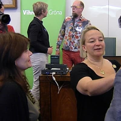 Tuija Brax korjaa vihreiden puheenjohtajan Ville Niinistön kravattia.