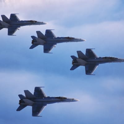 Neljä Hornet-hävittäjää lentää muodostelmassa
