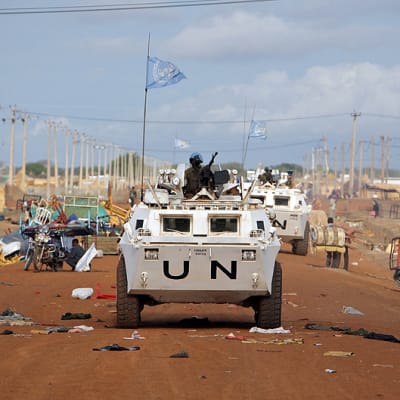 YK:n UNMIS-rauhanturvaoperaatioon kuuluvat sambialaiset rauhanturvaajat partioivat Abyeissa.