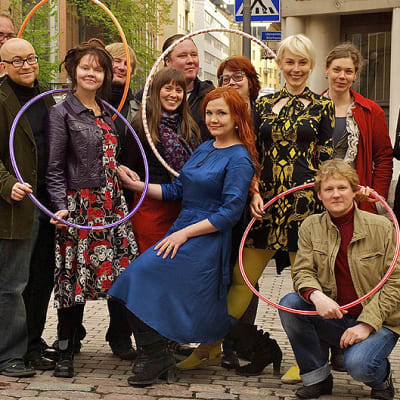 Ihmisiä hulavanteiden kanssa kadulla.