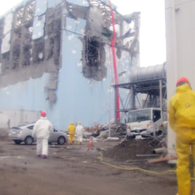 Voimalayhtiö Tepcon työntekijöitä Fukushima 1:n edustalla.