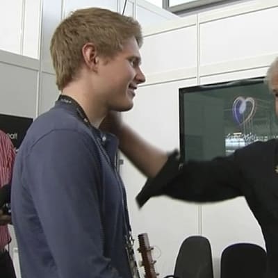 Paradise Oskar ja kolminkertainen viisuvoittaja Johnny Logan.
