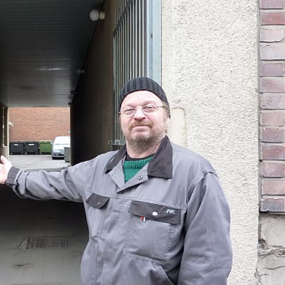 Ilkka Mäkilä osoittaa kädellään Pinninkadun porttikongia