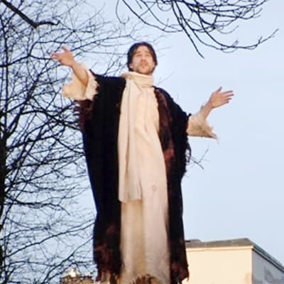 Näyttelijä Tomi Alatalo esittää Jeesusta Via Crucis - Ristin tie -pääsiäisnäytelmässä.