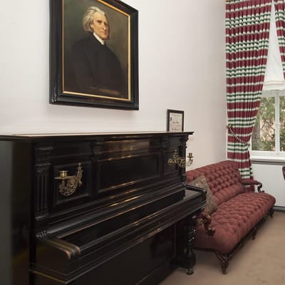 Kuva Weimarissa sijaitsevan Franz Lisztin kotitalon musiikkisalista.