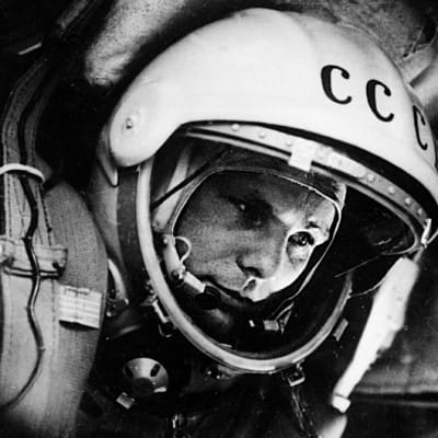 Juri Gagarin kosmonautin kypärä päässään
