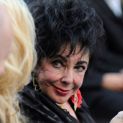 Elizabeth Taylor Michael Jacksonin hautajaisissa syyskuussa 2009.