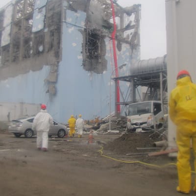 Pelastustyöntekijät työskentelevät vaurioituneen Fukushiman ydinvoimalan päävalvontahuoneen juurella.