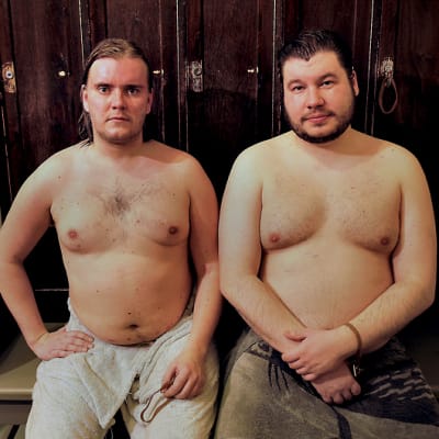 Ohjaajat Mika Hotakainen ja Joonas Berghäll odottamassa saunaan menoa.