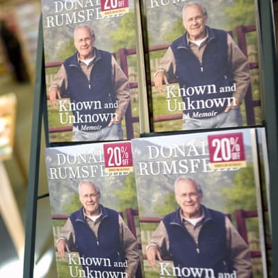Donald Rumsfeldin muistelmateosta Known and Unknown  myynnissä washingtonilaisessa kirjakaupassa.