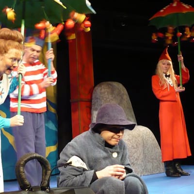 Kuka lohduttaisi Nyytiä -harjoitus Hämeenlinnan Teatterissa. Nyytinä on Aleksi Aromaa, Tuittuna Leena Penttilä sekä kertojina Leena ja Raimo Viitanen.