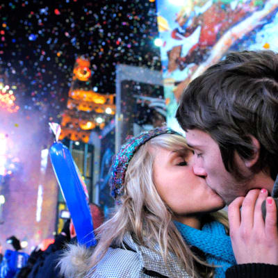 Suuteleva pariskunta Times Squarella.
