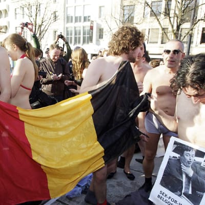 Puolialastomia belgialaisia nuoria valmistelemassa mielenosoitustaan.