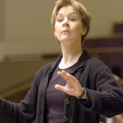 Kapellimestari Susanna Mälkki johtaa orkesteria Kulttuuritalon harjoituksissa.