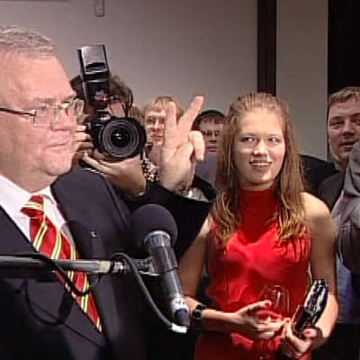 Edgar Savisaar kuvaajien ja puolueensa kannattajien ympäröimänä keskustapuolueen voitonjuhlissa.