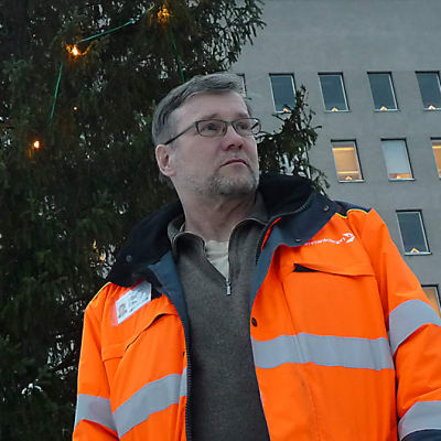Karhulan työväennäyttämön puheenjohtaja Risto Kunelius.