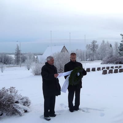 Olavi Lahdenranta ja Markku Särkipaju laskemassa Keminseudun Sotainvalidien seppelettä Keminmaan sankaripaadelle.