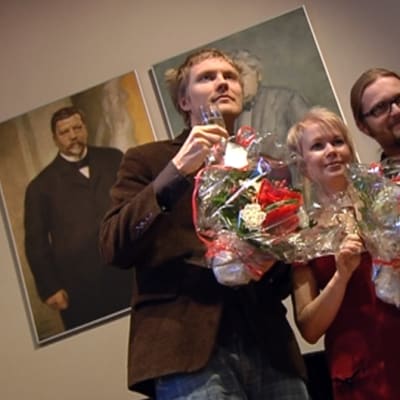 Harry Salmenniemi, Elina Hirvonen ja Marko Hautala vastaanottivat Kalevi Jäntin palkinnon.