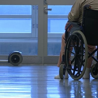 Pyörätuoli ja potilas