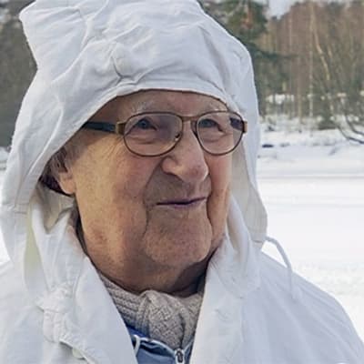 Lauri Hemmi lumipuvussa talvisodan muistohiihdossa