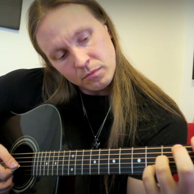 Henri Vänskä soittaa kitaraa