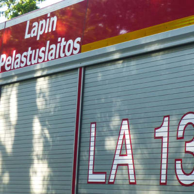 Lapin pelastuslaitos -teksti paloautossa