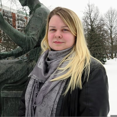 Sofia Suojoki Kehrääjätyttö-patsaan äärellä Forssan keskustassa