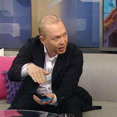 Marko Ahtisaari Aamu-tv:n sohvalla.