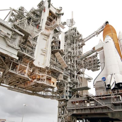 Avaruussukkula Atlantis lähtöalustallaan Floridan Cape Canaveralissa.