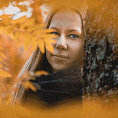 Nuori nainen katoaa kuvasta