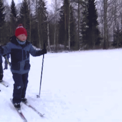 lapset hiihtää giffissä