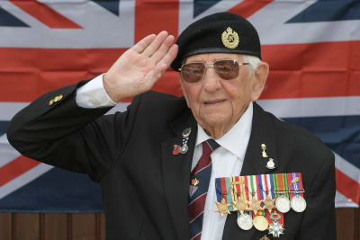 100-årig veteran firar krigsslutet.