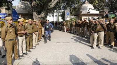 Polisen slog en ring runt domstolsbyggnaden under rättsförhandlingen i New Delhi