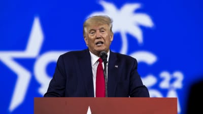 Donald Trump talar vid ett podium