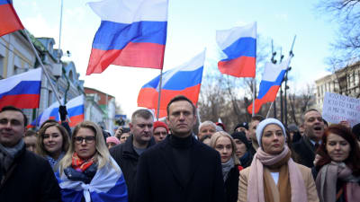 Aleksej Navalnyj med hustrun Julia under en marsch i Moskva 29.2.2020 till minnet av den mördade Kremlkrtikern Boris Nemtsov 