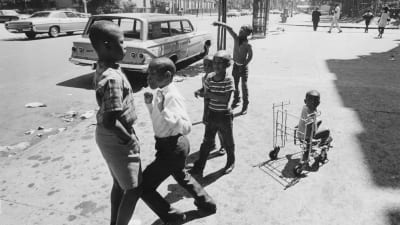 Svarta barn leker i Harlem, New York, 1969