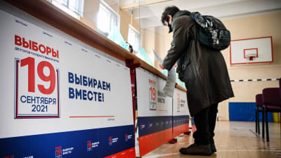 Kvinna i Moskva deltar dem 18 september i det ryska presidentvalet.