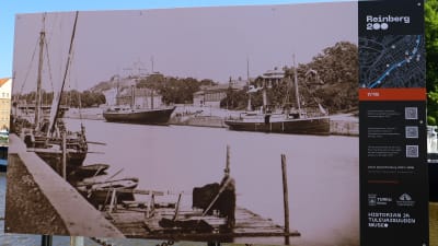 Ett gammalt fotografi på en åstrand på 1800-talet.