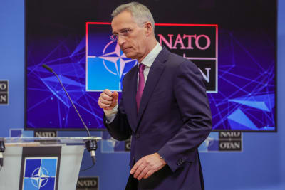 Natos generalsekreterare på scen under en presskonferens
