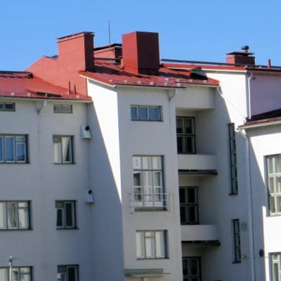 Valkoinen iso kivirakennus.